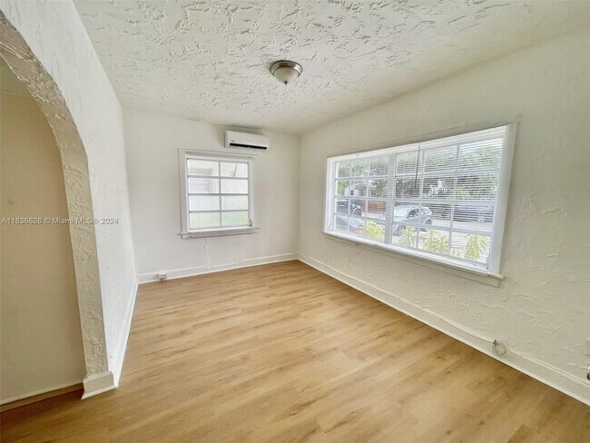 Building Photo - 935 Catalonia Ave