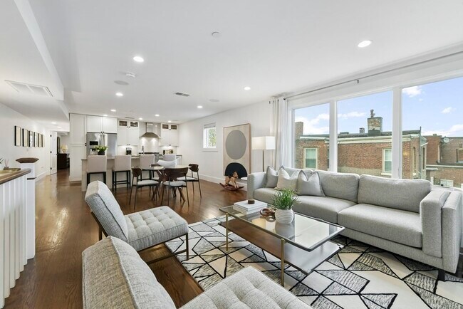 Foto del edificio - 439 E 3rd St