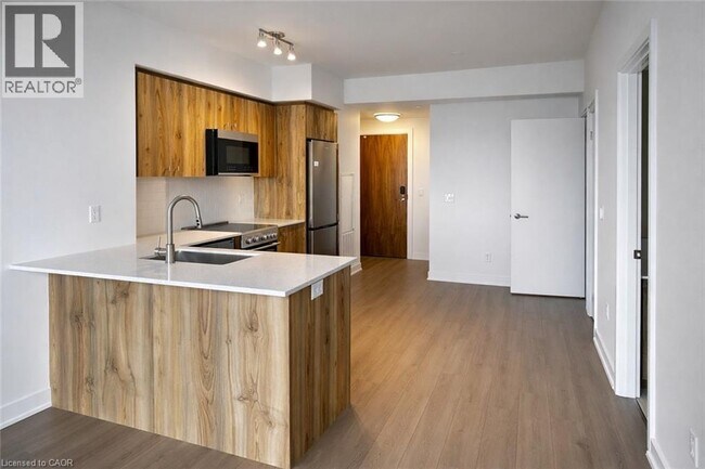 Building Photo - 25 Wellington St S