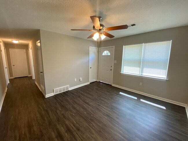Building Photo - 7370 Meadowbrook Dr - Available Now!