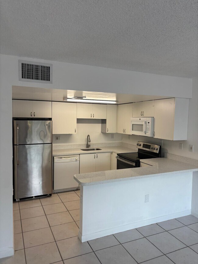 Foto del edificio - 2575 NE 192nd St