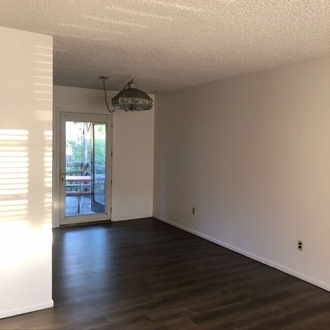 Foto del edificio - 905 Ponderosa Dr