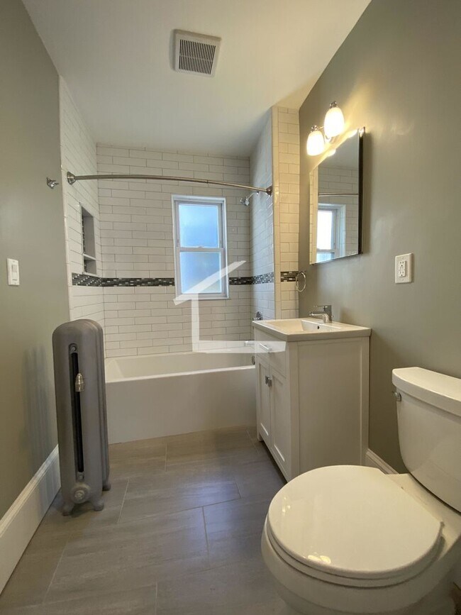 Foto del edificio - Unique Brookline Apartment. Don't miss this!
