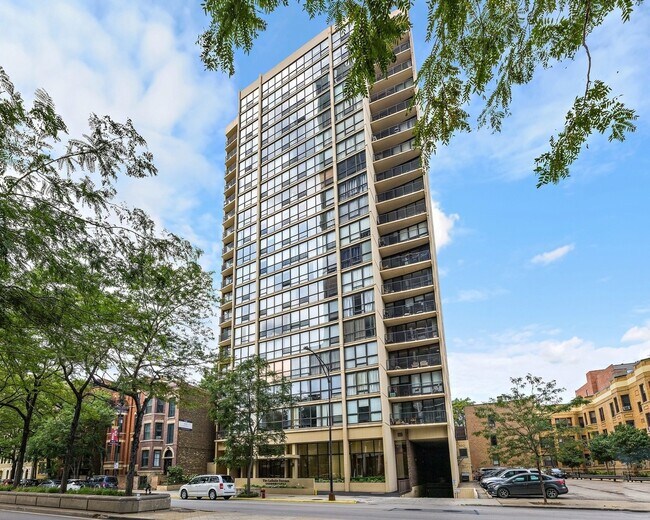 Building Photo - 1540 N La Salle Dr
