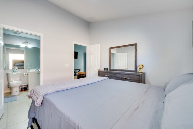 Building Photo - 532 Viola Dr