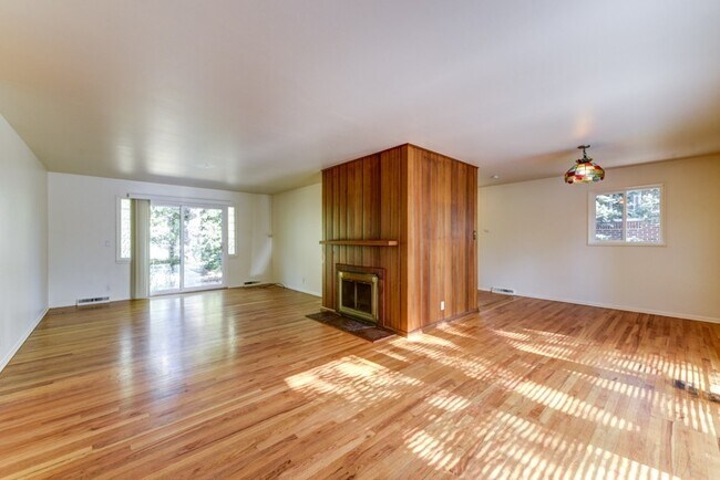 Foto del edificio - Pre-Lease August 2026; Large 5 Bedroom 3 B...