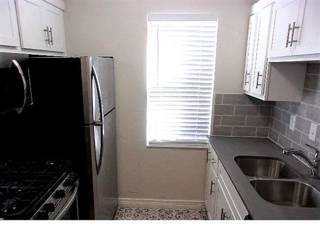 Foto del edificio - Charming 1-Bed in Gatewood with Hardwood F...