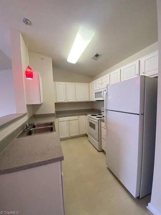 Building Photo - Beautiful 2BR 2BA Condo in High Point