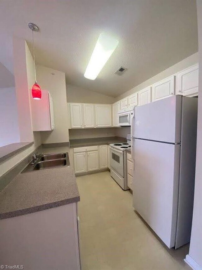 Foto del edificio - Beautiful 2BR 2BA Condo in High Point