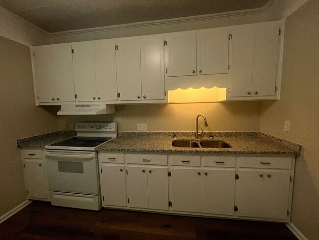 Foto del edificio - Freshly updated two bedroom, 1 bath house ...