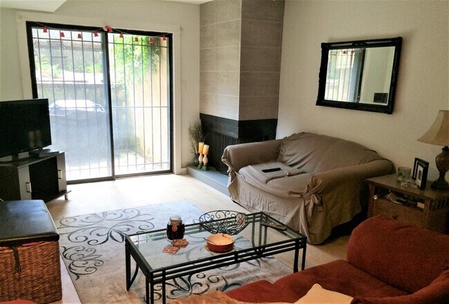 Large living room opens to patio - 510 Lombard St