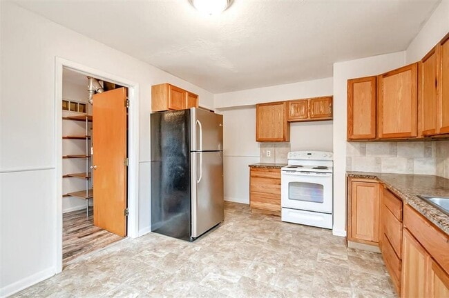 Building Photo - 415 Hillcrest Ave