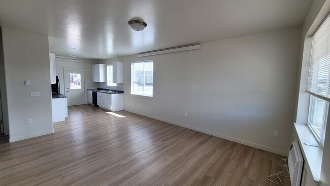 Unidad final Sala de estar mirando hacia la cocina. - Ammon Manchester, LLC