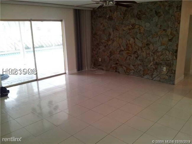 Building Photo - 3 br, 2 bath House - 50 NE 210th St # 50A