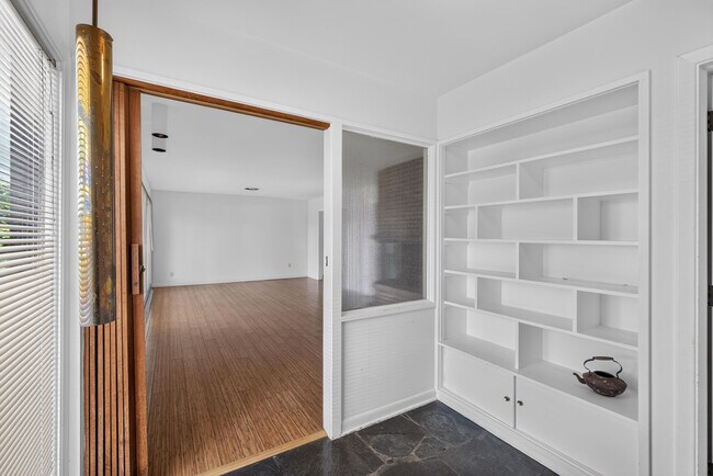 Foto del edificio - 2205 Country Club Dr