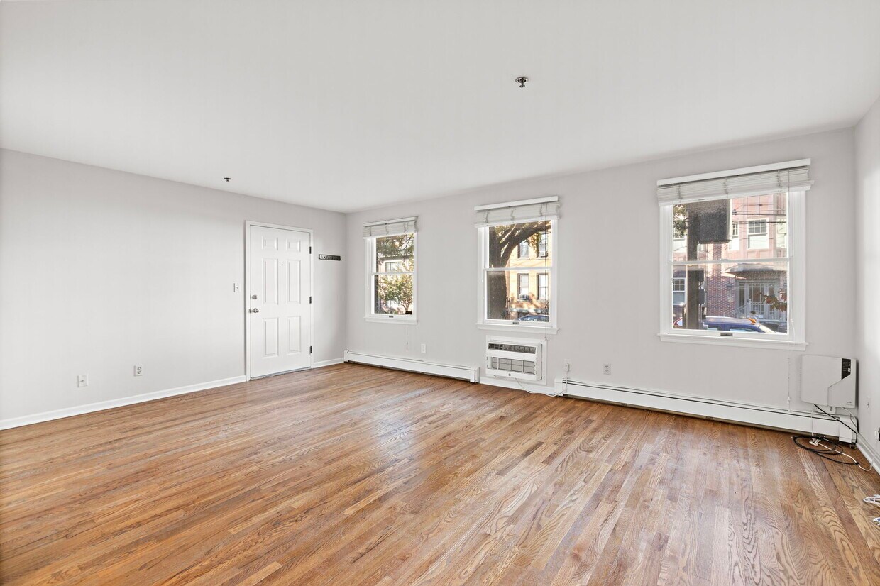 Primary Photo - 611 Madison St