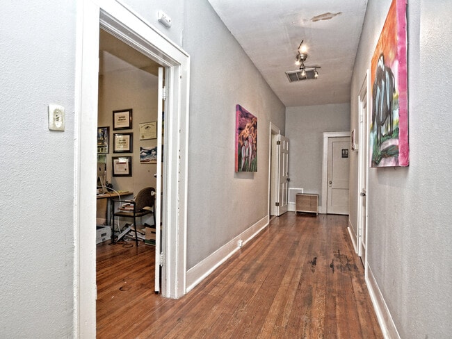 Building Photo - 406 W 30th St