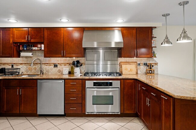 Building Photo - 502 S 11th St
