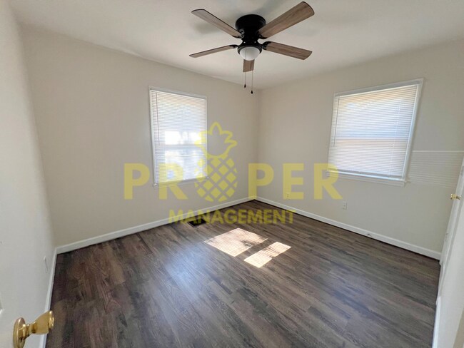 Building Photo - 4 bedrooms 1 bathroom house