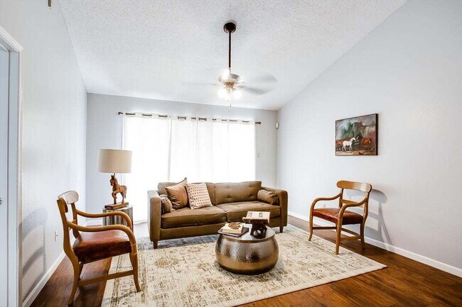 Foto del edificio - Charming Townhome on a Quiet Cul-de-Sac