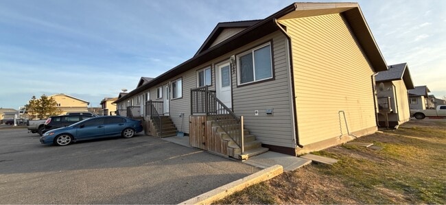 Building Photo - 9225-9293 93 Ave