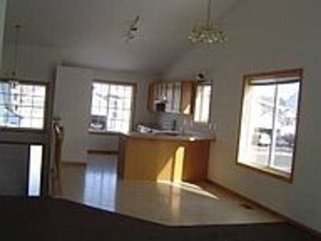 Foto del edificio - Two Bedroom Two Bathroom Spacious Townhome