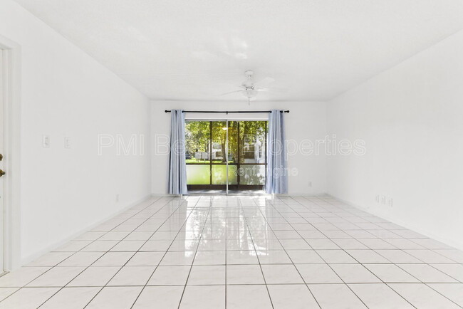 Building Photo - 345 W Laurel Dr