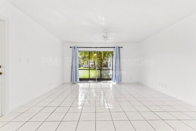 Foto del edificio - 345 W Laurel Dr