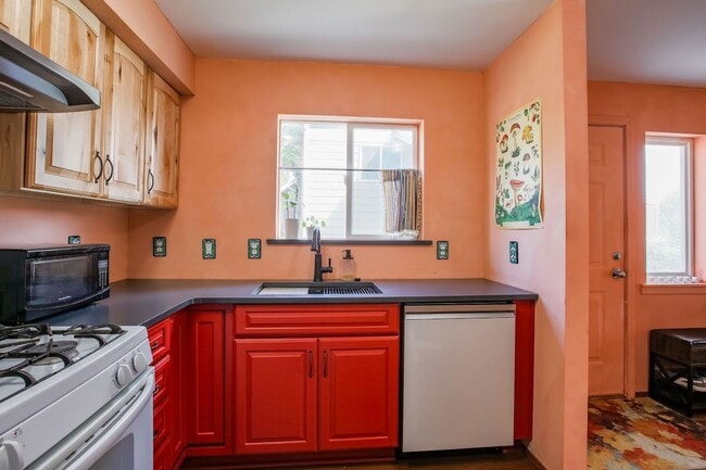 Building Photo - Lovely Langley Condo and Pet Friendly!