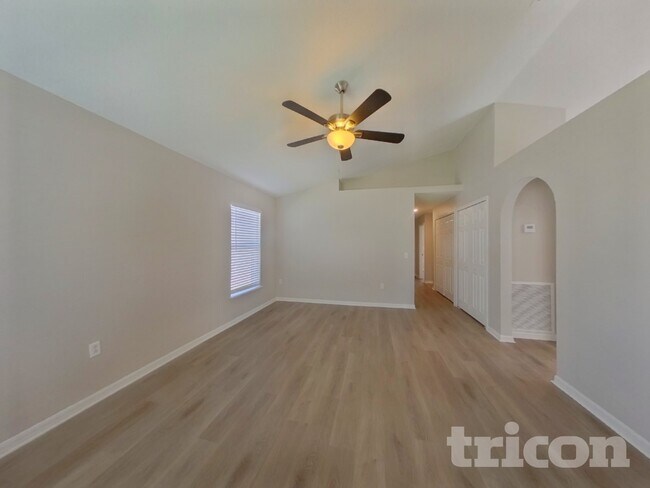Building Photo - 5852 Lake Front Dr