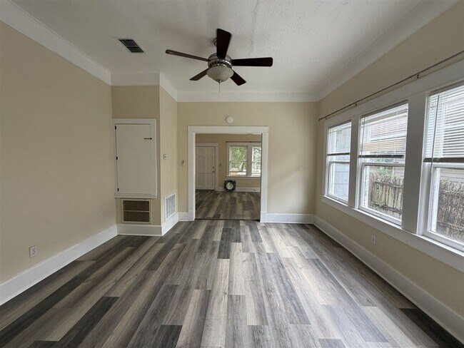 Foto del edificio - Beautifully Renovated 2 bedroom, 1 bath Bungalow | Historic Highland area | $900/Month Rent