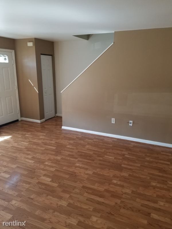 Building Photo - 3 br, 1.5 bath Townhome - 527 Clover Ct