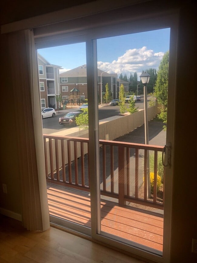 Building Photo - Craftsman Style Townhouse - 3 bedroom, 2.5 bath w/ Bonus Room - Attached Double Garage