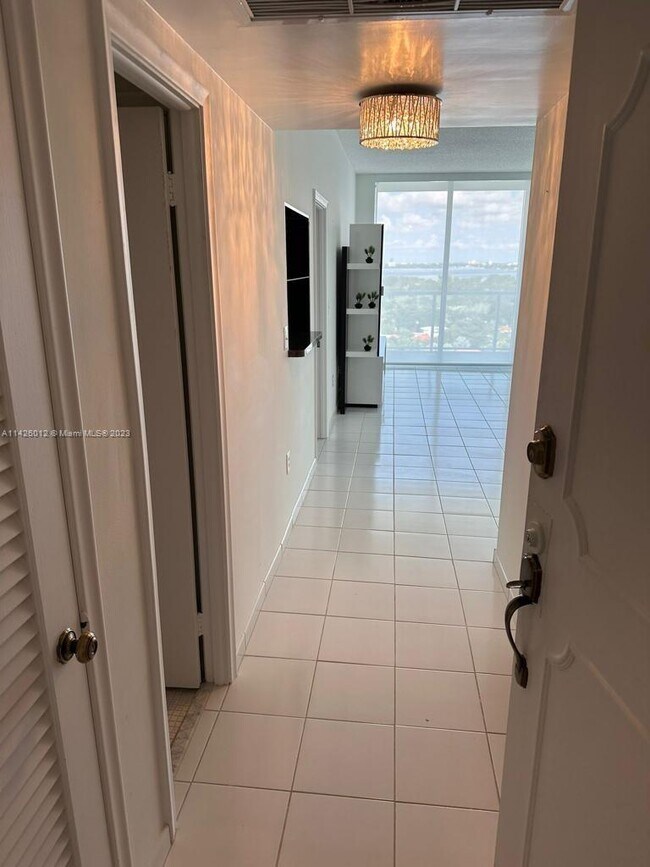 Foto del edificio - 5750 Collins Ave