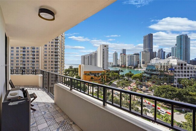 Building Photo - 520 Brickell Key Dr