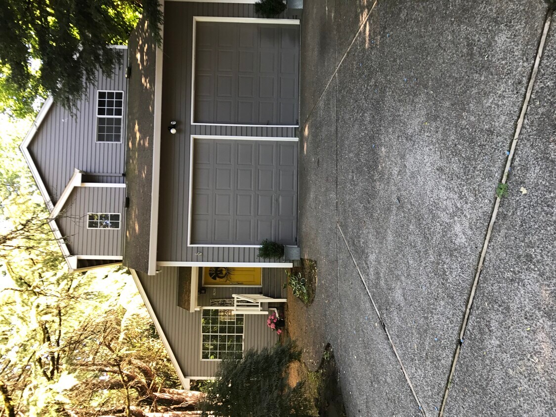 Primary Photo - 828 Maple St