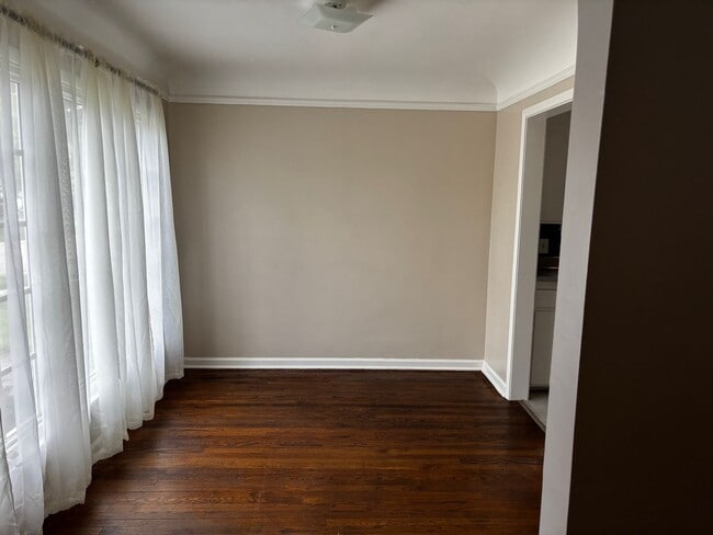 Building Photo - 3 bed 2 bath bungalow