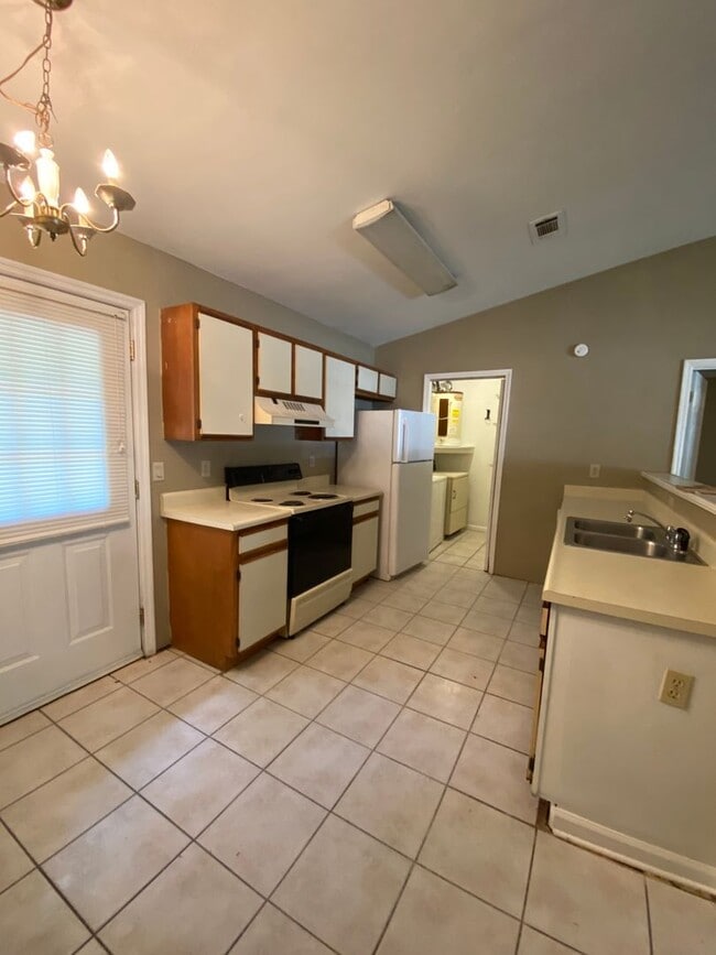 Building Photo - 3 BR / 2 BA Single Family Split Plan home ...