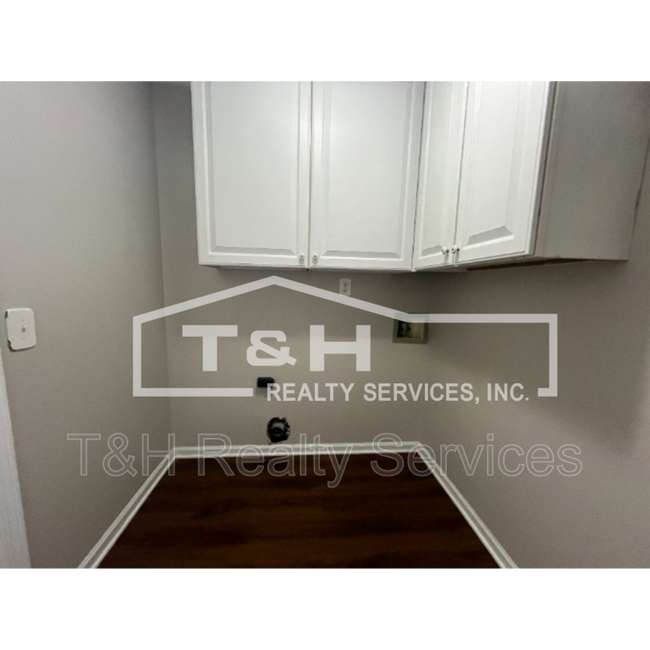 Foto del edificio - 6115 Tybalt Cir