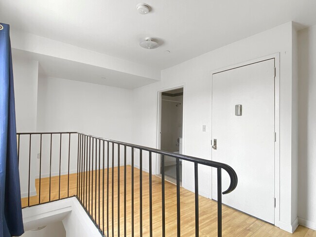 Foto del edificio - 107 E 102nd St