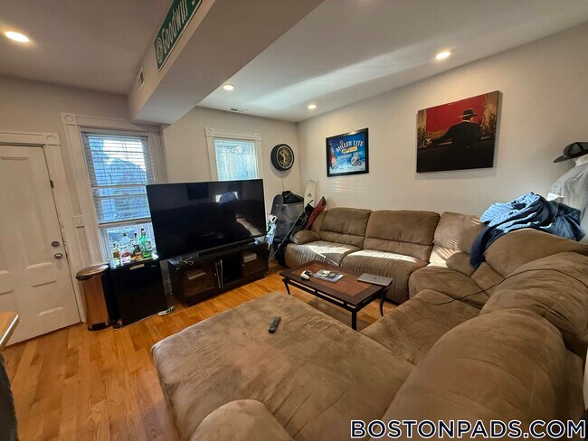 Building Photo - 108 Buttonwood St