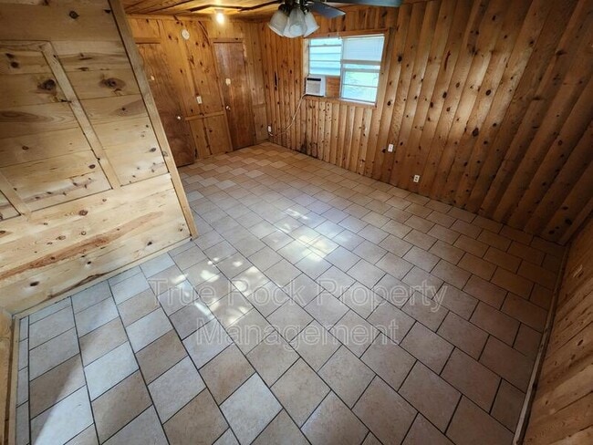 Foto del edificio - 410 N Division St