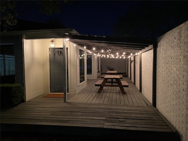 Foto del edificio - 8310 Spring Wind Dr