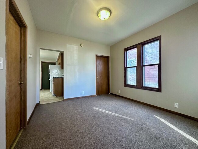 Foto del edificio - 598 Rose Ave E