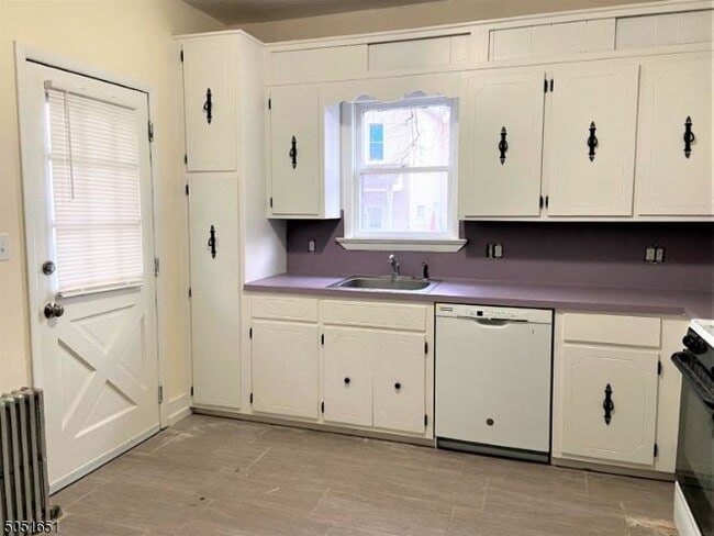 Building Photo - 40 Davis St