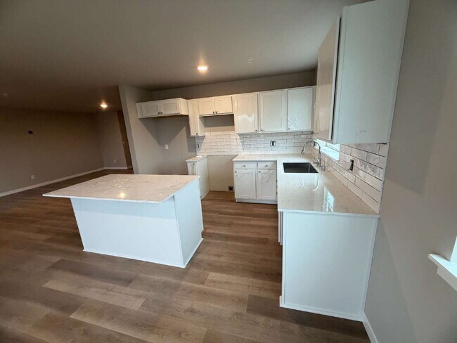 Foto del edificio - New Construction in Charming Eatonville