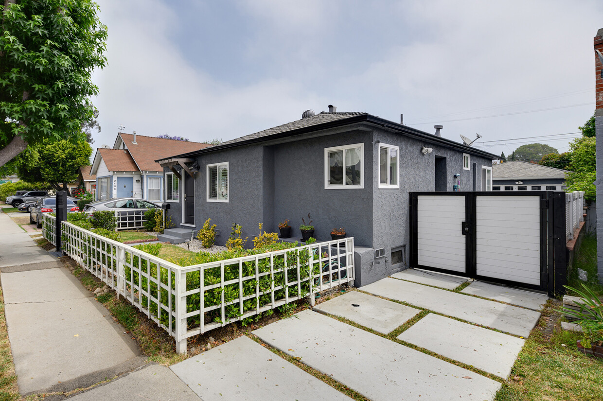Foto principal - 2492 S Bundy Dr