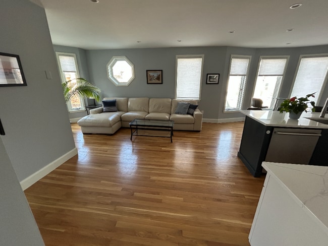 Building Photo - 955 E Broadway