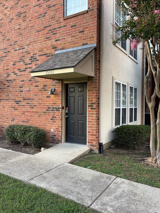 Foto del edificio - 710 E Boyd Dr