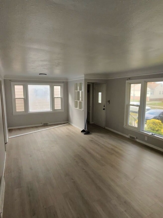 Foto del edificio - 3 bed 1 bath newly renovated